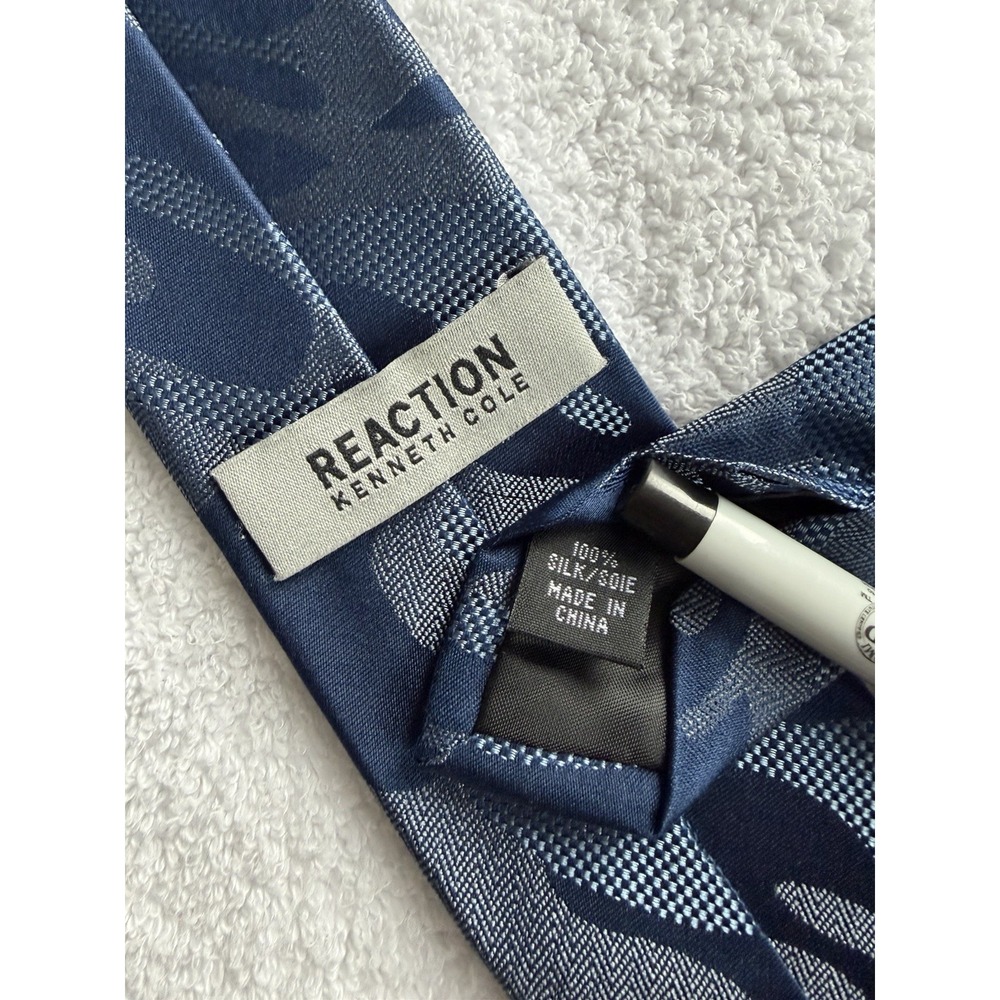 Kenneth Cole Reaction	Navy Blue Silver Camo Herringbone Woven Skinny Silk Tie